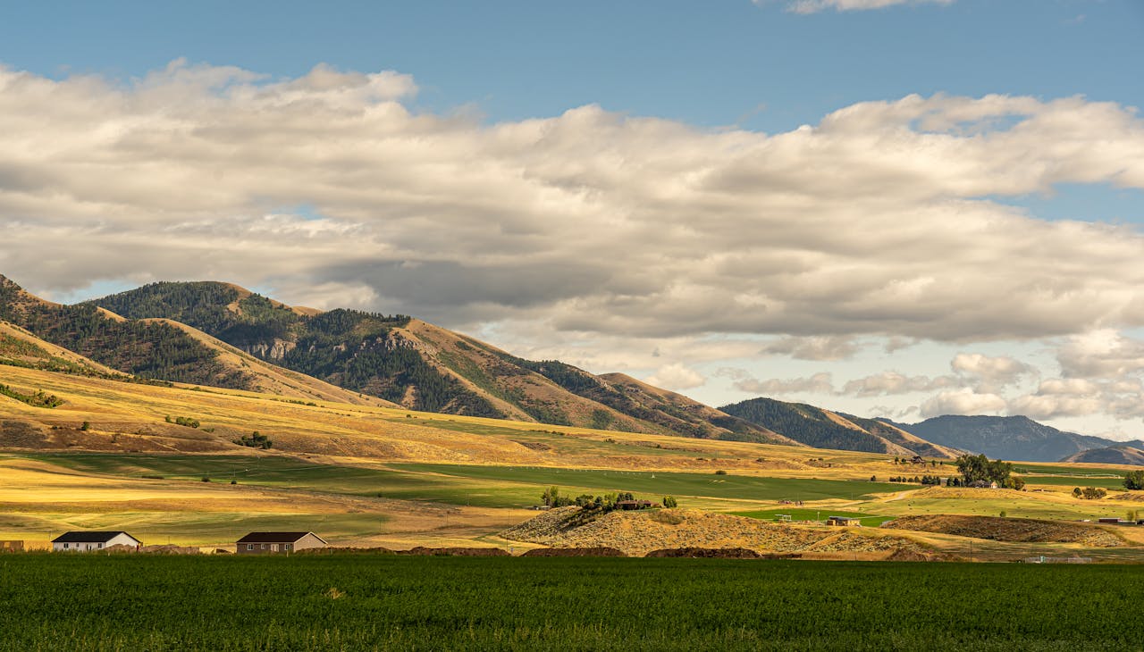mobile-02 Beautiful rural landscape in Hyrum, Utah, featuring rolling hills and lush fields under a cloudy sky.